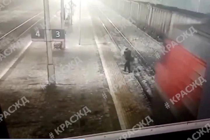 Пьяный мужчина упал с платформы прямо под грузовой поезд